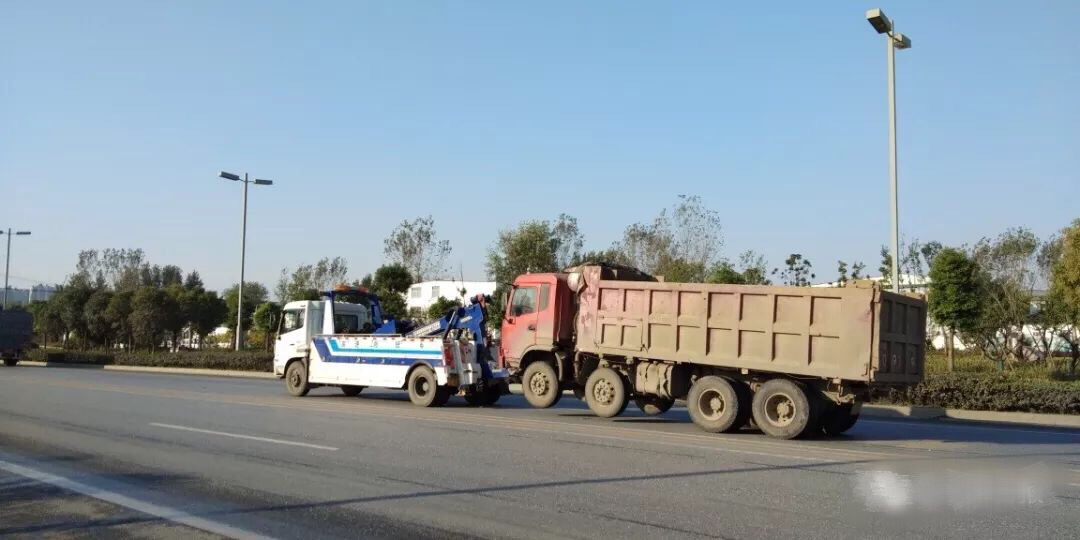 今早，驿城大道突发交通事故，一人不幸身亡！遇到这7种车快回避！