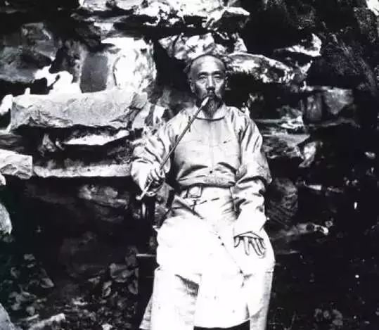 清朝大臣在下跪前为什么要拍拍袖子?