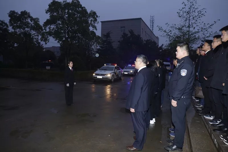 凌晨5点，驻马店314名干警突击行动，95人当场被抓...