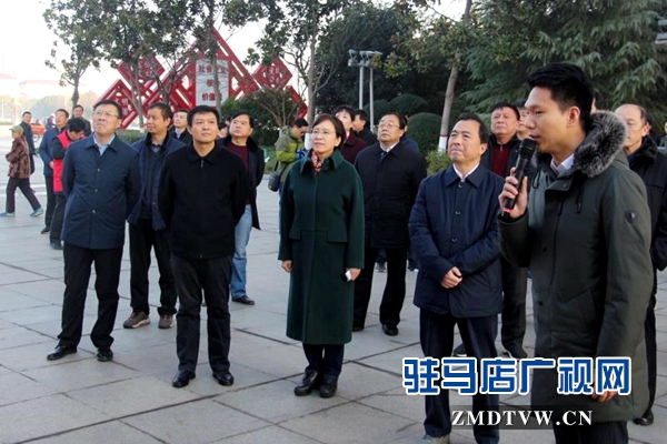 改革开放40周年“百版巨报展”在天中广场开展