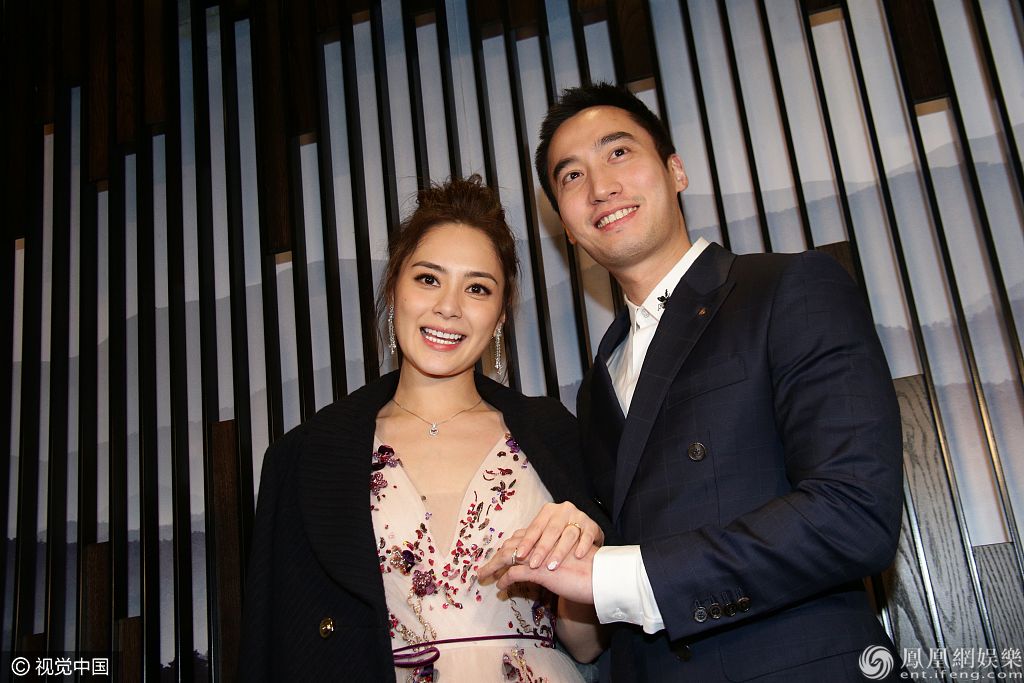 阿娇和老公赖弘国注册结婚 甜蜜手牵手秀婚戒撒撒狗粮