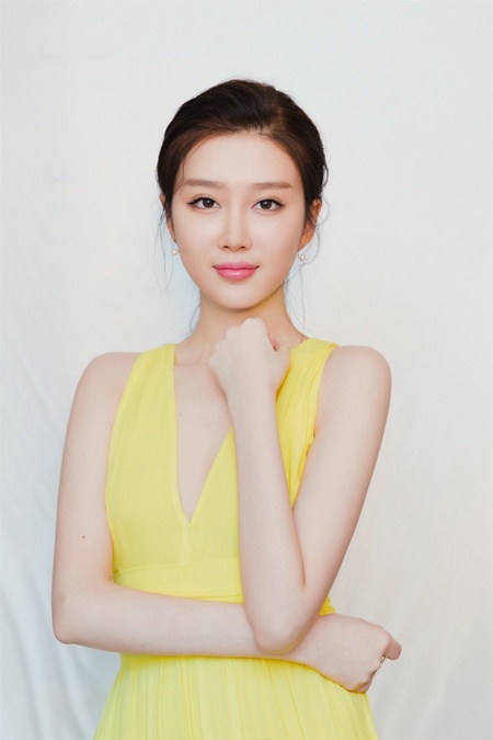 于子洋出席时尚盛典 黄色雪纺裙明艳俏皮尽显轻熟气质