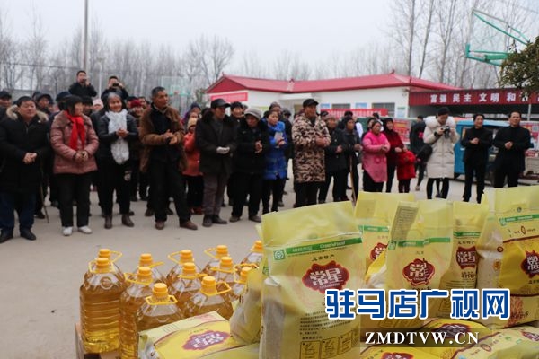 团市委联合市青年商会为贫困户送温暖