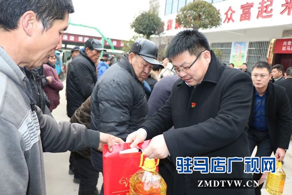 团市委联合市青年商会为贫困户送温暖