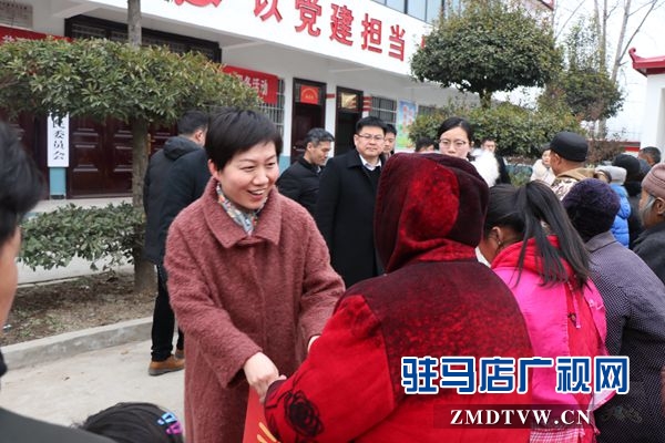 团市委联合市青年商会为贫困户送温暖