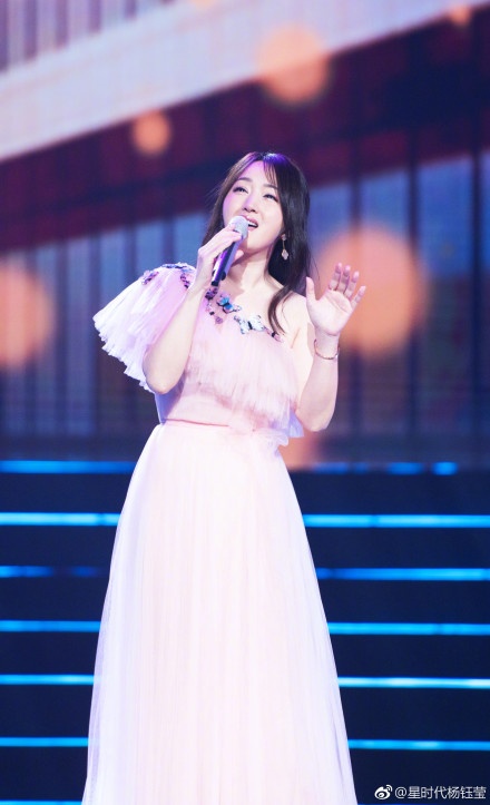杨钰莹穿粉色纱裙和腾格尔唱学猫叫,网友:快