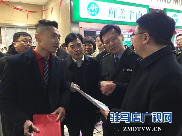 贺振华检查春节市场供应