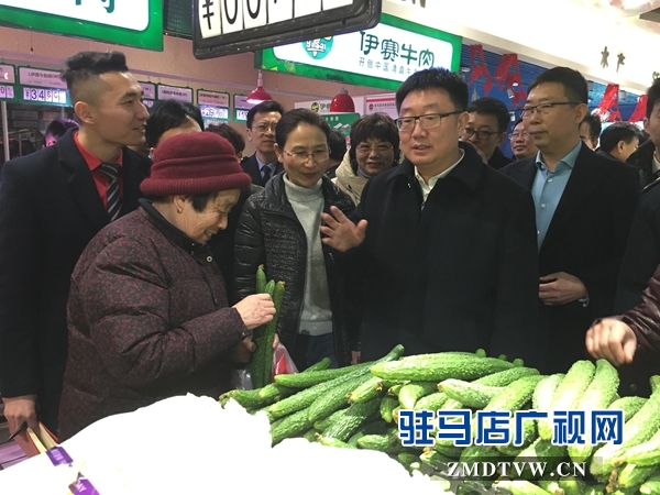 贺振华检查春节市场供应