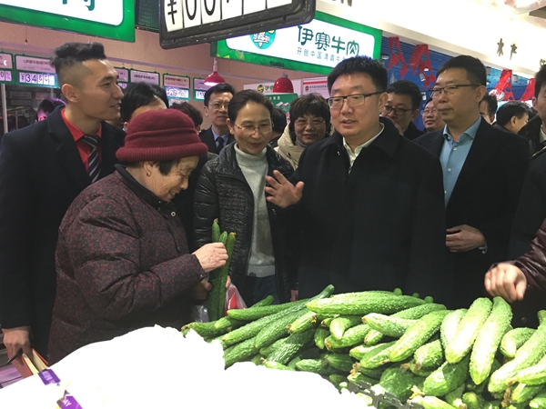 贺振华检查春节市场供应