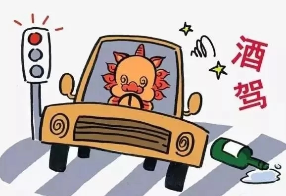 驻马店有人玩“漂移”！ 车辆失控“飞”进沟...