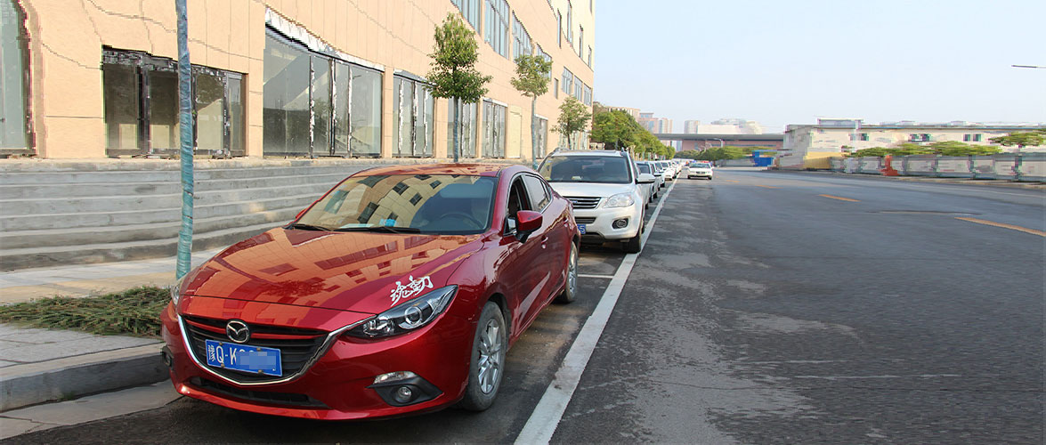 一夜之间！驻马店多辆汽车被砸！这么做，真的很危险！