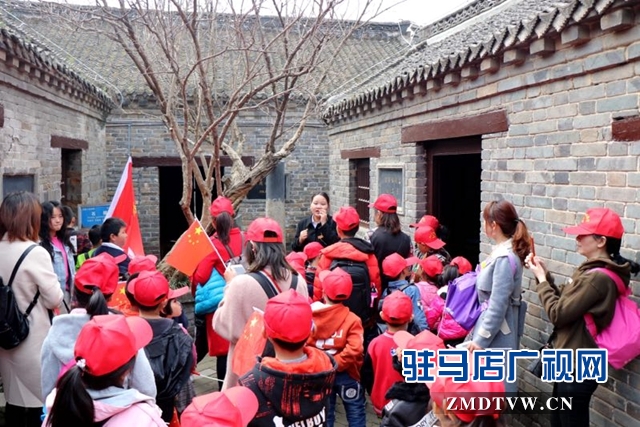 驻马店本心国际艺术教育举行纪念活动 缅怀革命先烈