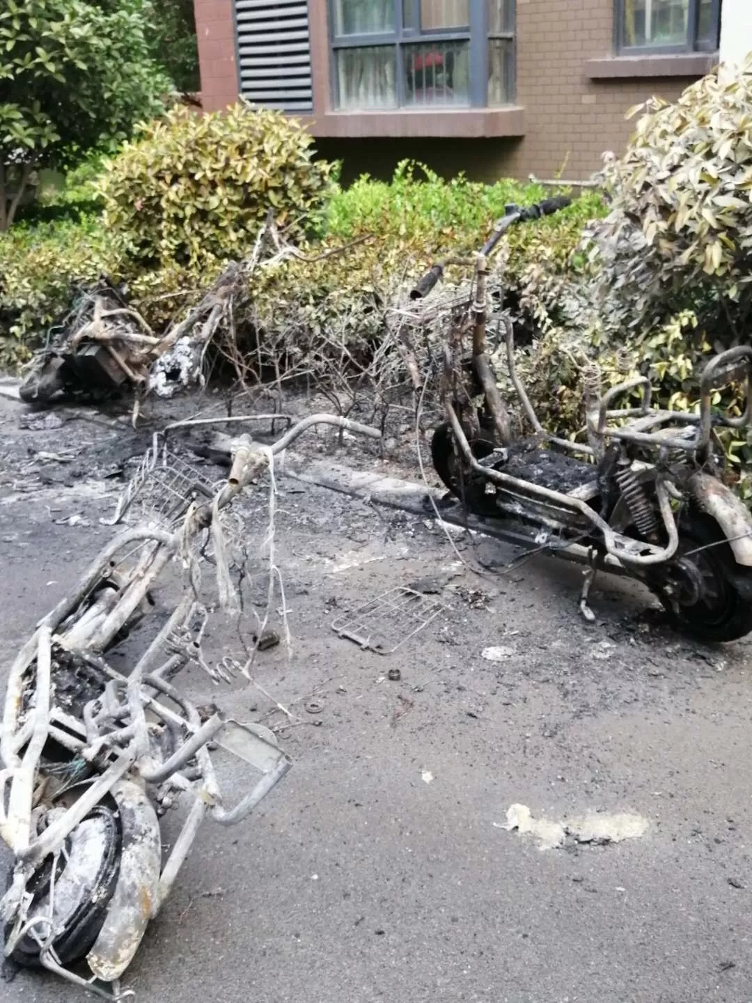 驻马店这个小区3辆电动车被烧得面目全非，起火原因？警钟长鸣！