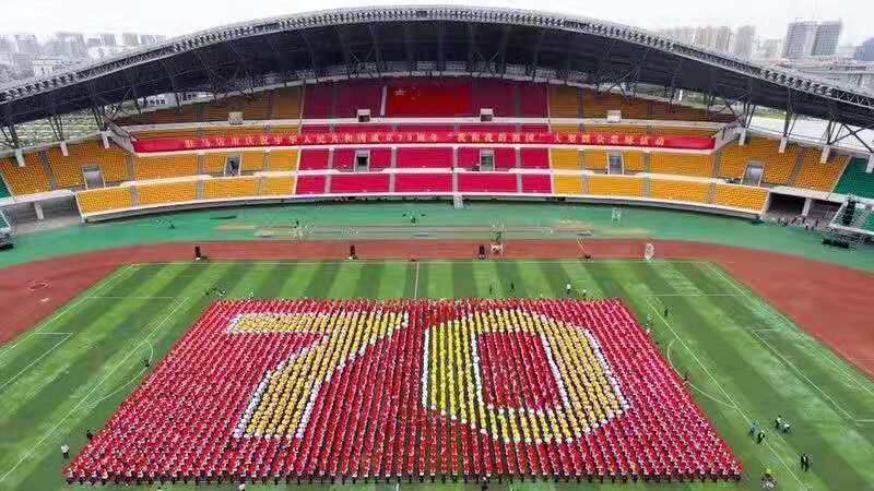 超燃多图+视频！刚刚，驻马店万人齐声歌唱祖国！请为你最爱的战队点赞！