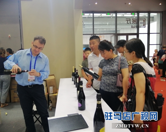 “投洽会”:老外吆喝卖货引市民围观