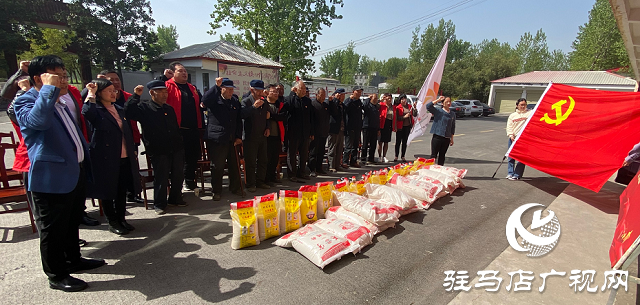 平舆县玉皇庙乡开展“慰问50年以上党龄困难党员”活动