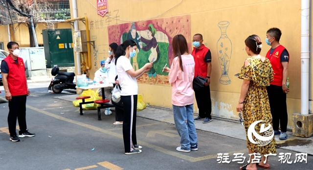 驿城区西园街道办事处前王社区：党员志愿者作表率 无私奉献传递大爱