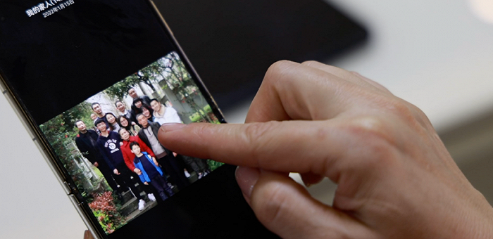 喜报牌匾送到叶光富家，姐姐说他从小有个愿望……