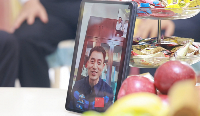 喜报牌匾送到叶光富家，姐姐说他从小有个愿望……