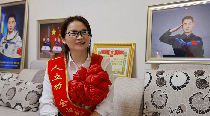 喜报牌匾送到叶光富家，姐姐说他从小有个愿望……