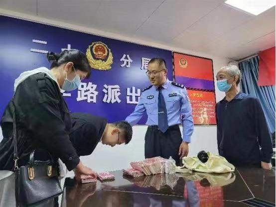 央媒观豫｜男子遗失19万元现金，郑州大爷捡到苦等6小时报警交还