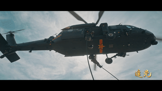 机场夺控演习，空突旅多型直升机起飞