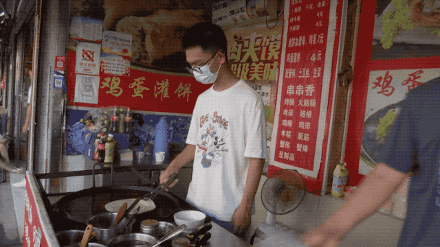  央媒观豫丨&ldquo;送儿上北大&rdquo;的店主，去北大做鸡蛋灌饼了