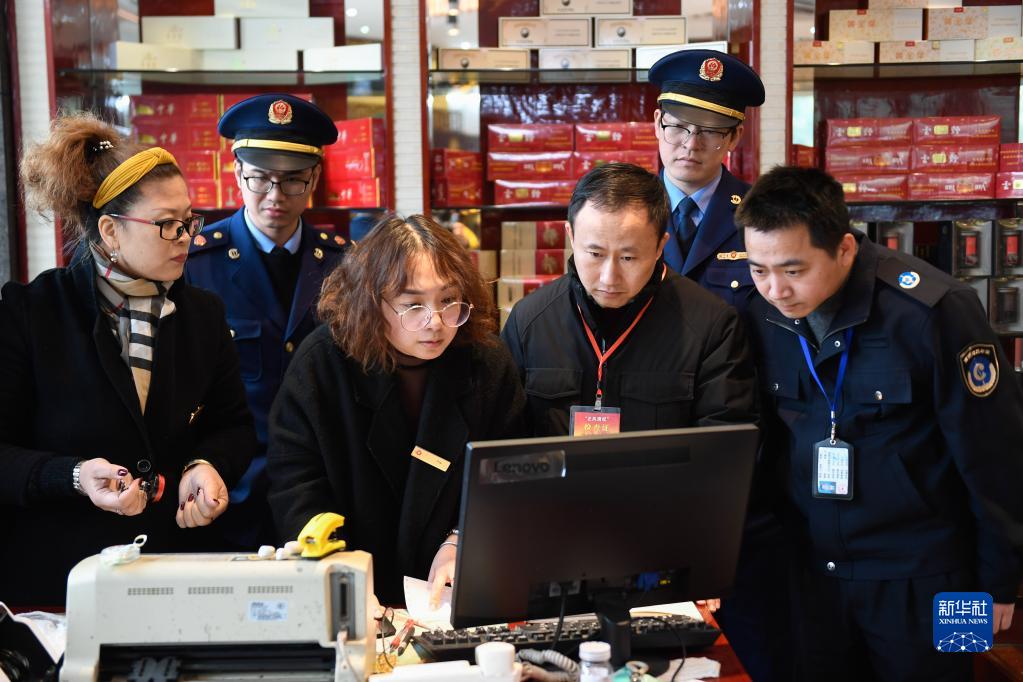 咬定青山不放松——党的十九大以来以习近平同志为核心的党中央贯彻执行中央八项规定、推进作风建设综述 ​​​​​​​