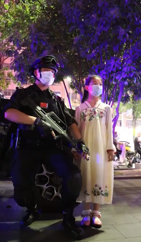 央媒观豫 | 小女孩想合个影，特警一个动作好暖心