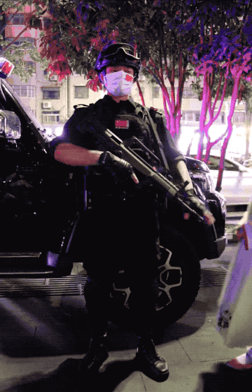 央媒观豫 | 小女孩想合个影，特警一个动作好暖心