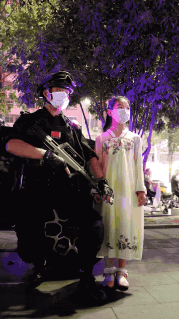 央媒观豫 | 小女孩想合个影，特警一个动作好暖心