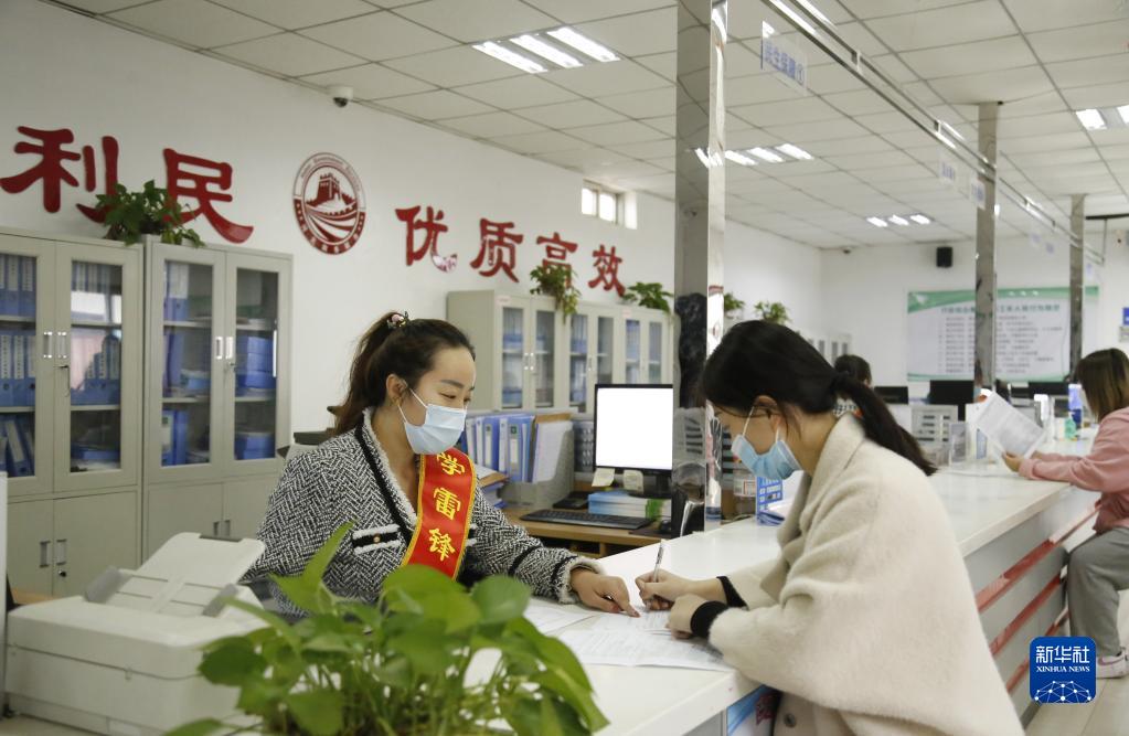 减负增效重实干 担当尽责开新篇——党的十九大以来以习近平同志为核心的党中央整治形式主义为基层减负综述