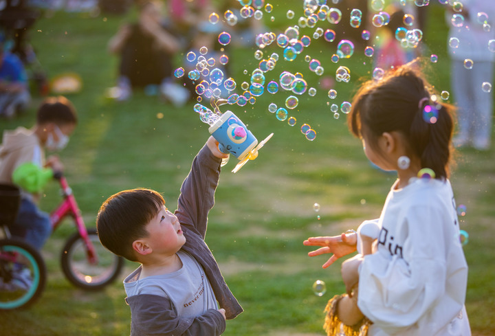心声与掌声——聆听党的二十大报告