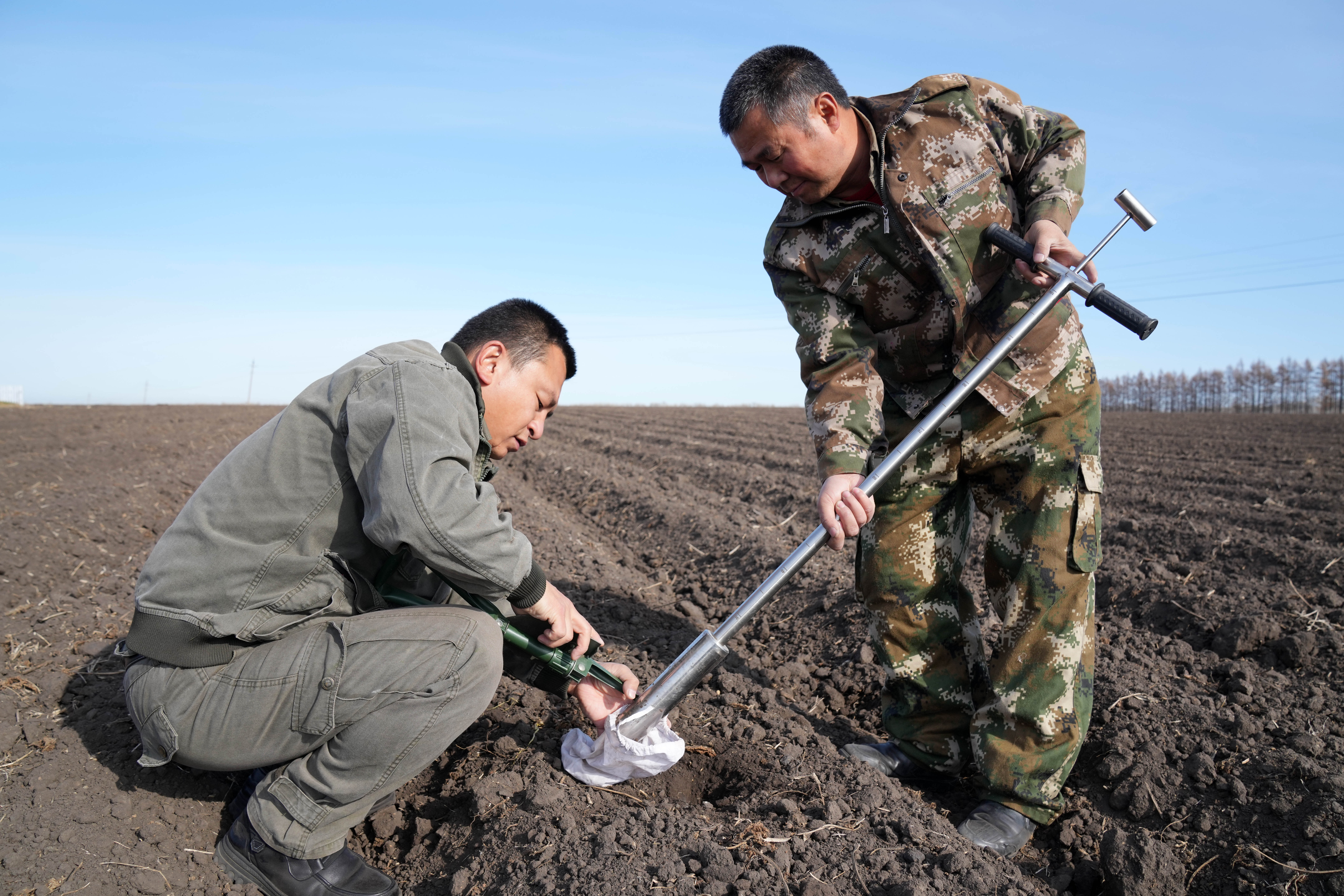 埋头苦干，用新的伟大奋斗创造新的伟业——来自基层蹲点现场的报道