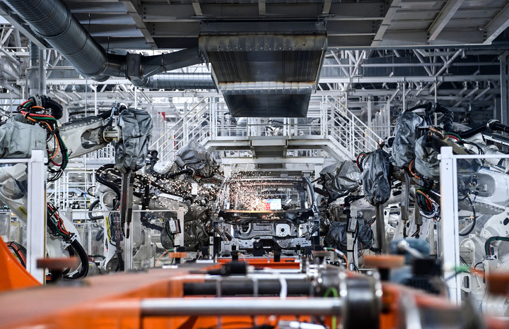 埋头苦干，用新的伟大奋斗创造新的伟业——来自基层蹲点现场的报道