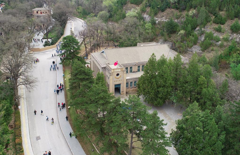  沿着总书记的足迹·新闻多一点｜杨家岭中央大礼堂：见证了具有重要里程碑意义的党的七大 