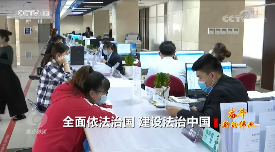 时政现场说丨红旗引领 精神永在