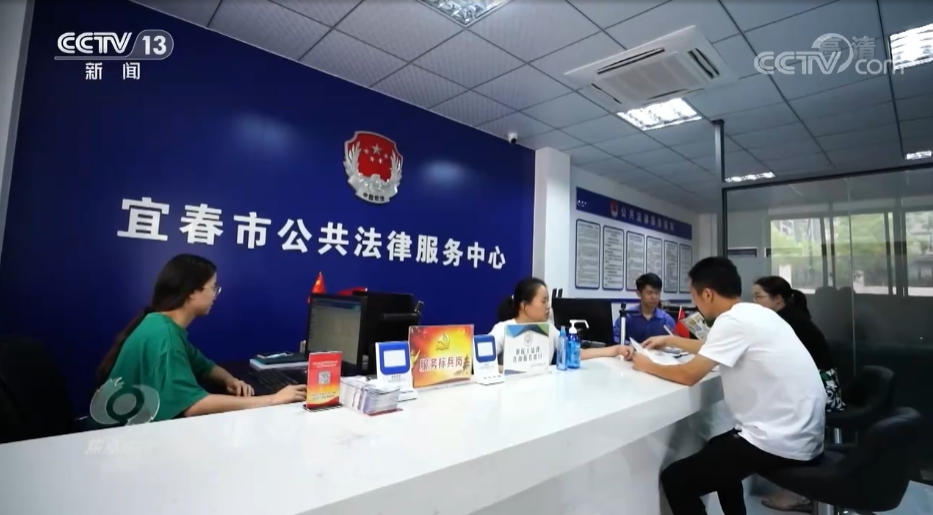 时政现场说丨红旗引领 精神永在