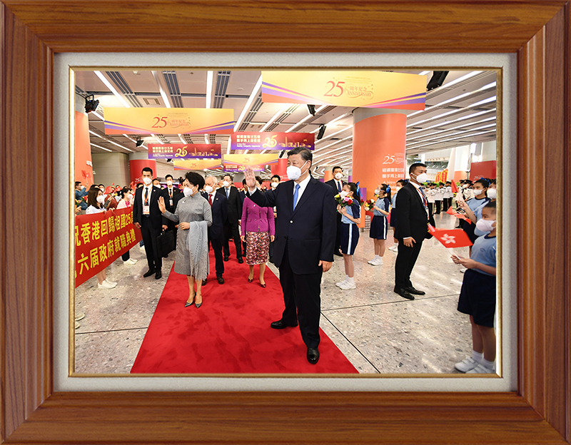 聆听新年贺词，读懂相框里的故事