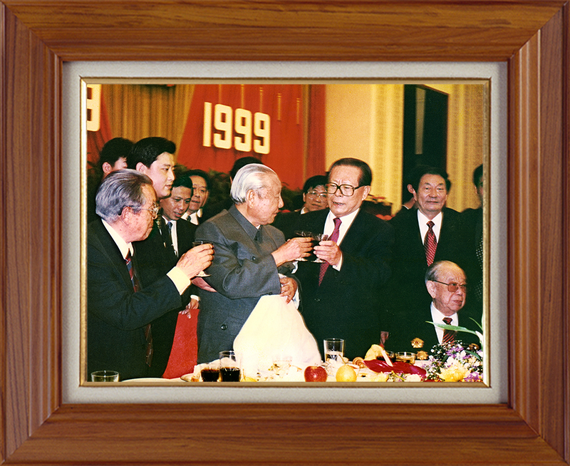 聆听新年贺词，读懂相框里的故事