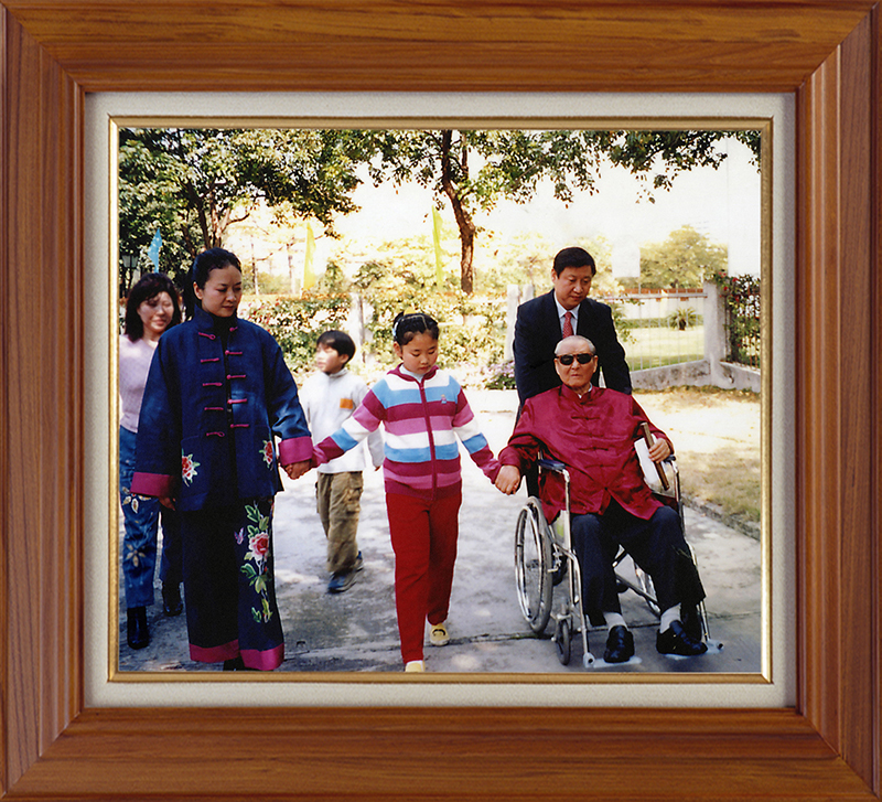 聆听新年贺词，读懂相框里的故事