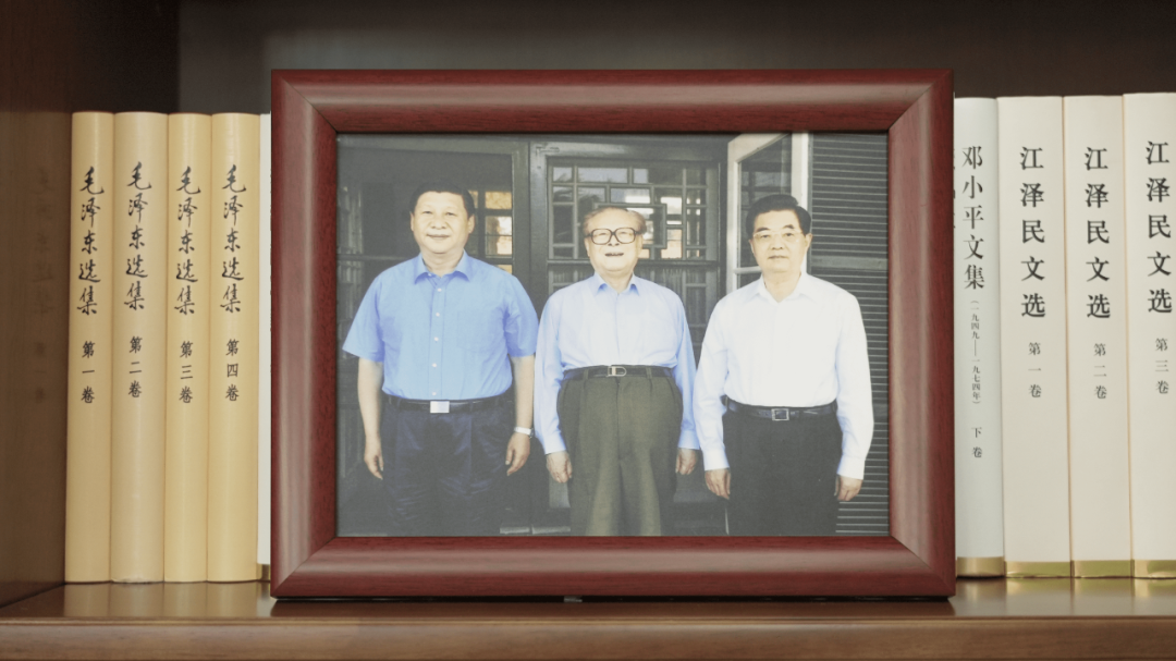 习主席书架上的照片，记录了哪些珍贵瞬间