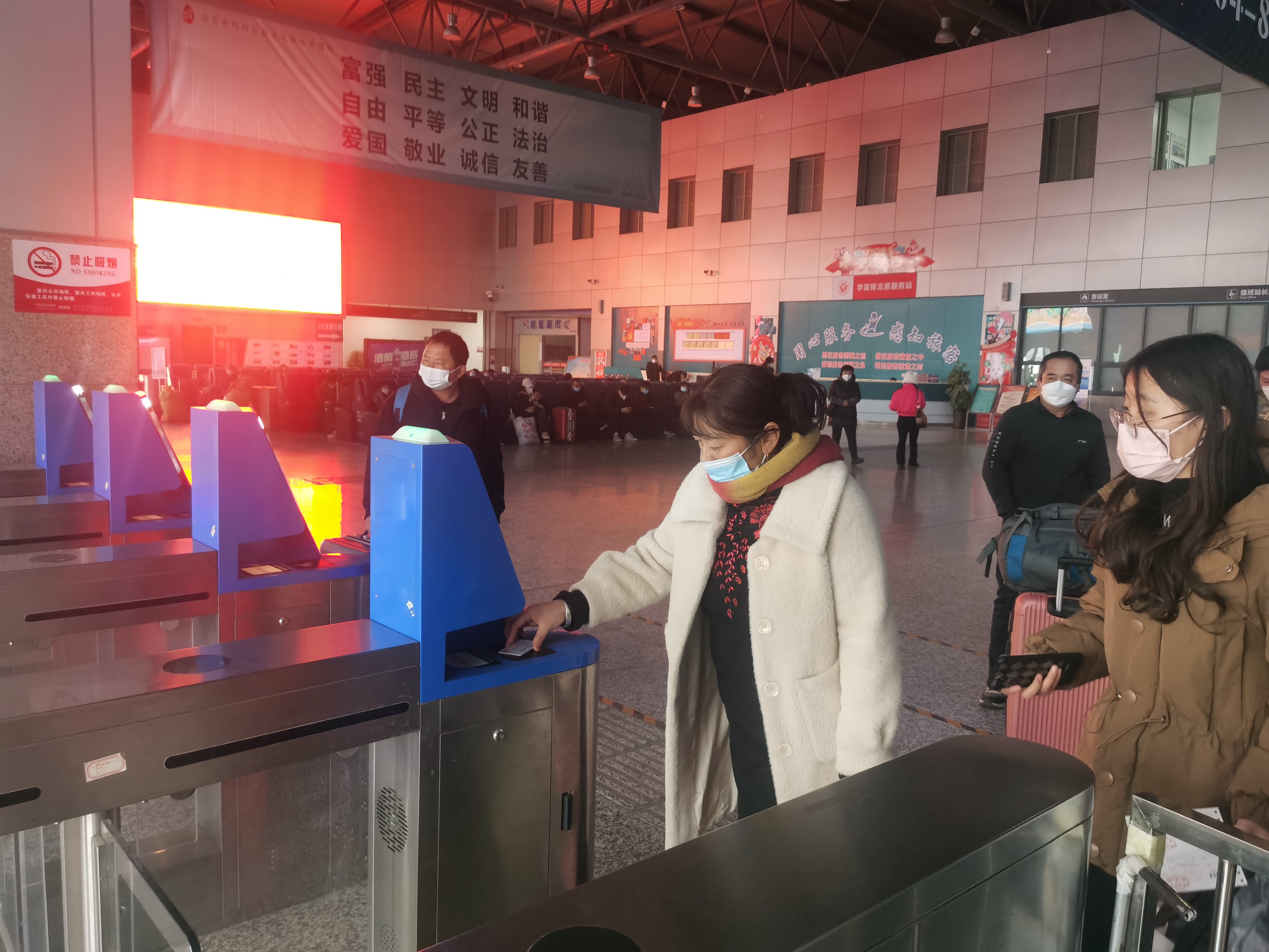 温暖回家路丨春运期间郑州1100余台大巴保障广大旅客安全出行