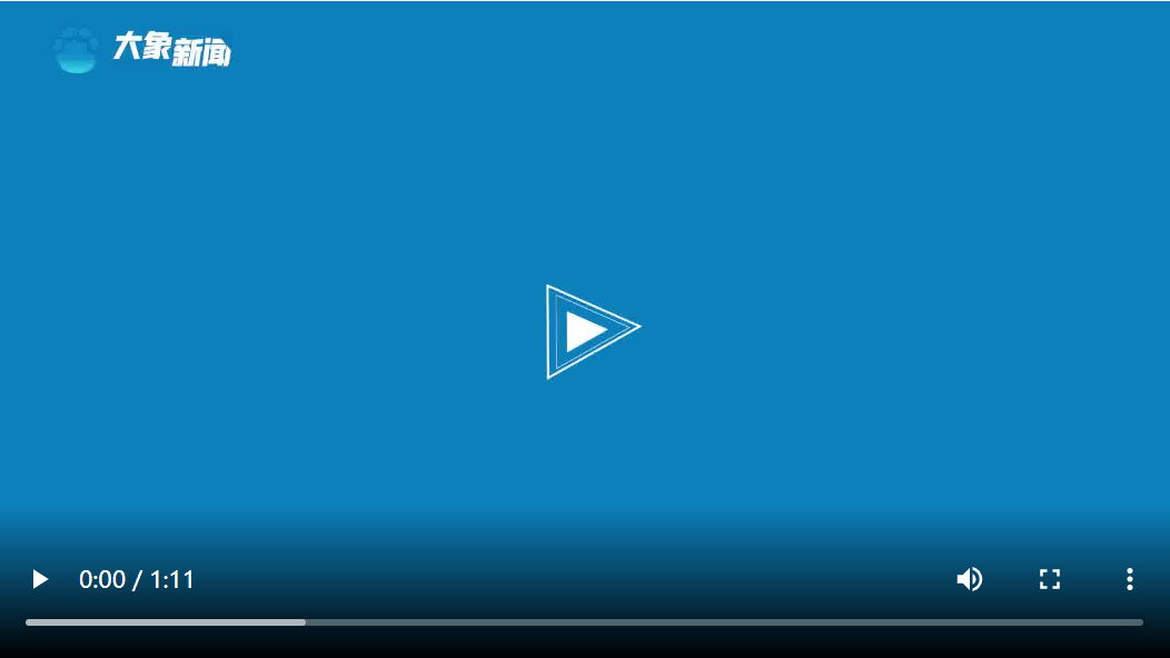 芦苇丛着火！这名河南籍休假军人脱下外套冲了上去不停扑打………