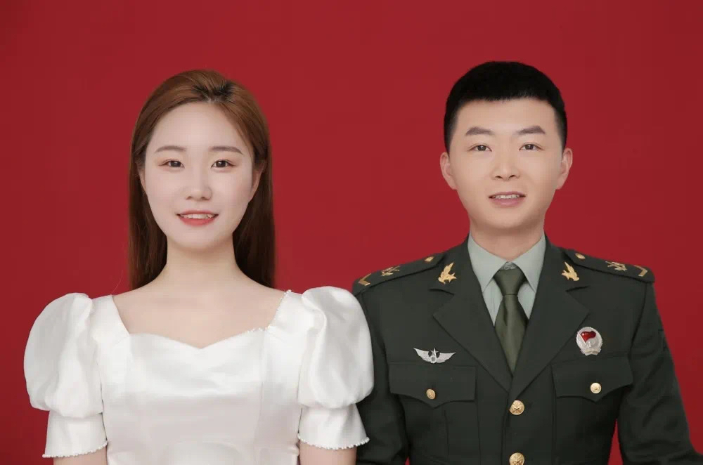 芦苇丛着火！这名河南籍休假军人脱下外套冲了上去不停扑打………