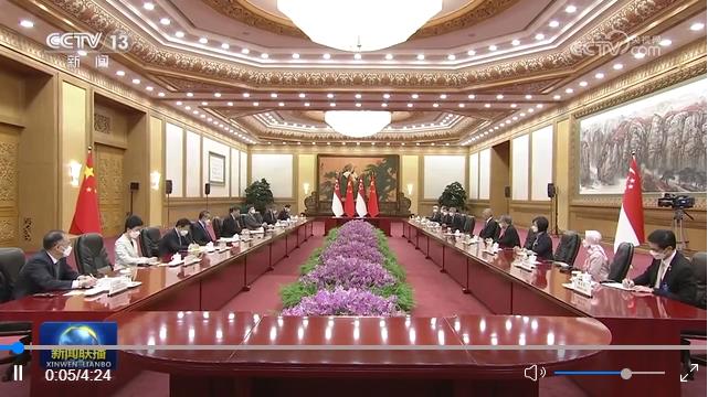 习近平会见新加坡总理李显龙