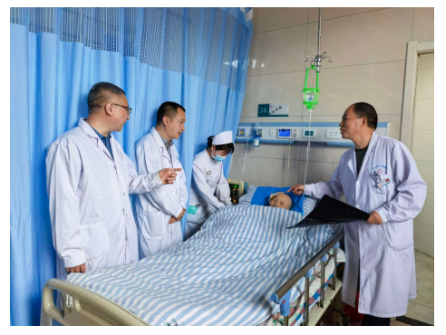 “村医”跑起来!卢氏县“行走的医院”让村民看病不再难|乡村振兴看河南