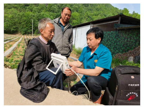 “村医”跑起来!卢氏县“行走的医院”让村民看病不再难|乡村振兴看河南