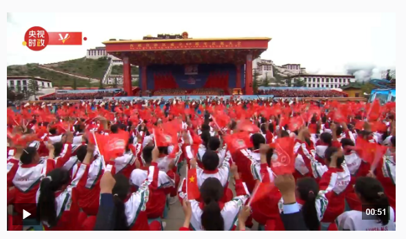 独家视频丨习近平向群众游行队伍挥手致意