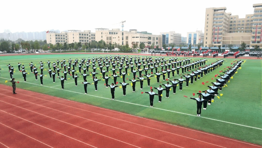 青春淬火 逐梦启航——驻马店职业技术学院2025级新生开学典礼与军训汇演圆满落幕